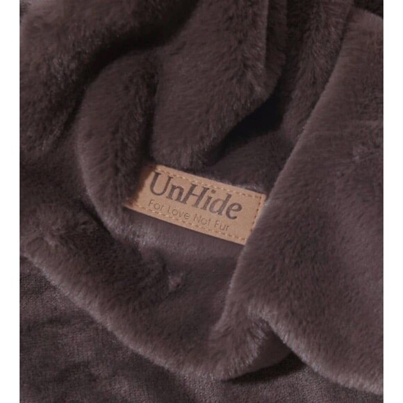 UNHIDE Unhide Lil’ Marsh Blanket in CHOCOLATE BROWN, 50 x 60 NEW RV: $89 - Picture 4 of 6